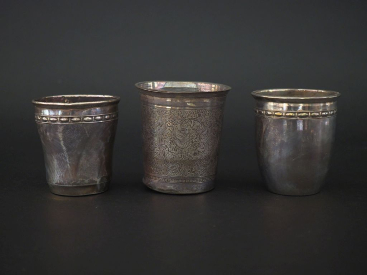 Ensemble comprenant :  - une timbale à fond plat en argent 925, poinço