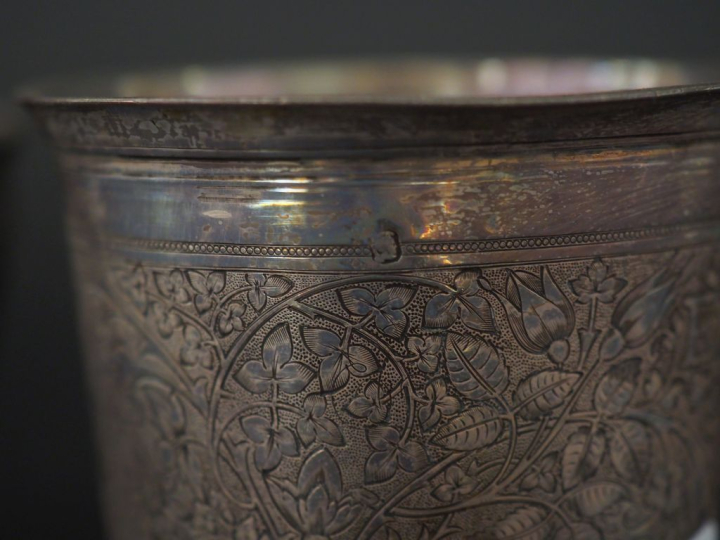 Ensemble comprenant :  - une timbale à fond plat en argent 925, poinço