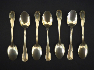Vente aux enchères Suite de sept cuillères à café de style Louis XVI en vermeil 925, poin