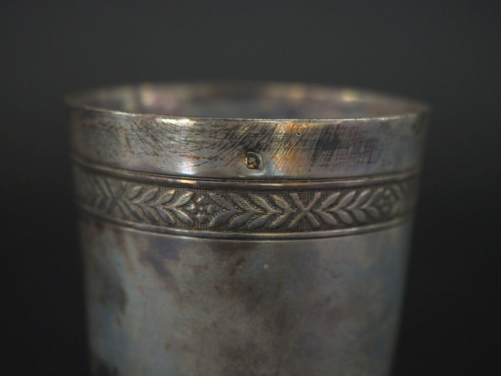 Ensemble comprenant :  - une timbale à fond plat en argent 925, poinço