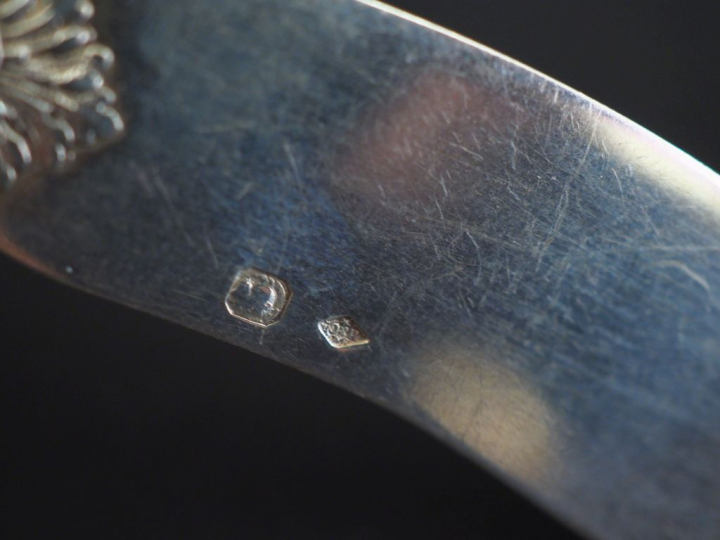 Ensemble comprenant :  - un couteau à beurre en argent 925, poinçon Mi