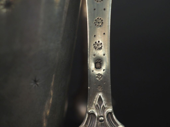 Ensemble comprenant :  - une timbale à fond plat en argent 925, poinço