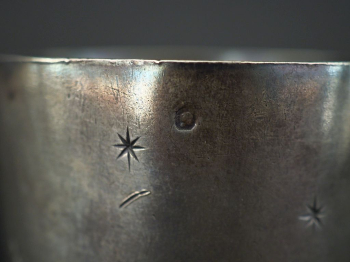 Ensemble comprenant :  - une timbale à fond plat en argent 925, poinço