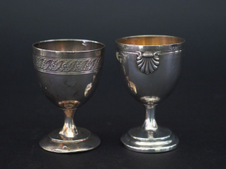 Vente aux enchères Ensemble comprenant :  - un coquetier de style Louis XV en argent 925,