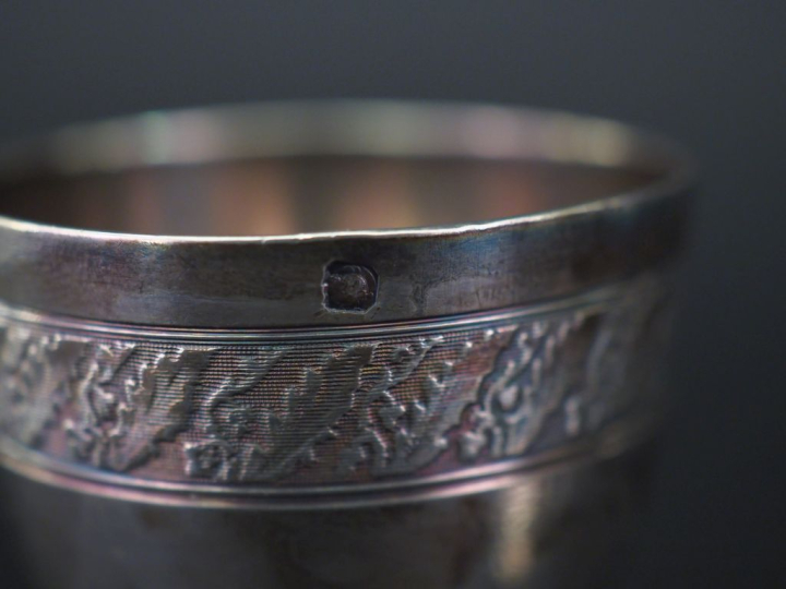Ensemble comprenant :  - un coquetier de style Louis XV en argent 925,