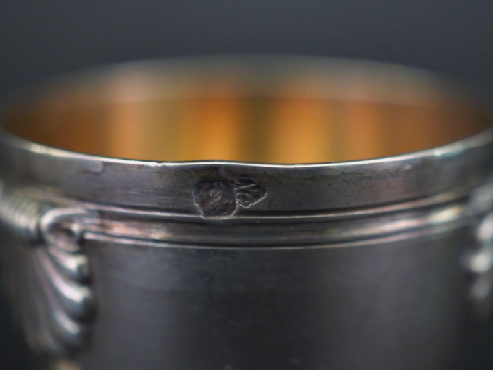 Ensemble comprenant :  - un coquetier de style Louis XV en argent 925,