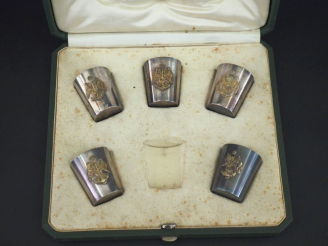 Vente aux enchères Suite de cinq verres à liqueur en argent 925, poinçon Minerve, à décor