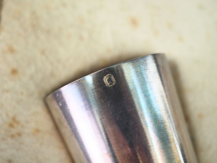 Suite de cinq verres à liqueur en argent 925, poinçon Minerve, à décor