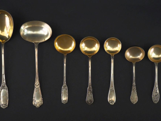 Vente aux enchères Ensemble comprenant :  - une cuillère de service de style Louis XVI en