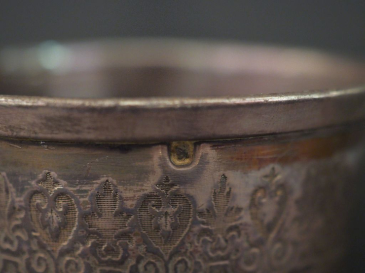 Ensemble comprenant :  - une timbale à fond plat en argent 925, poinço