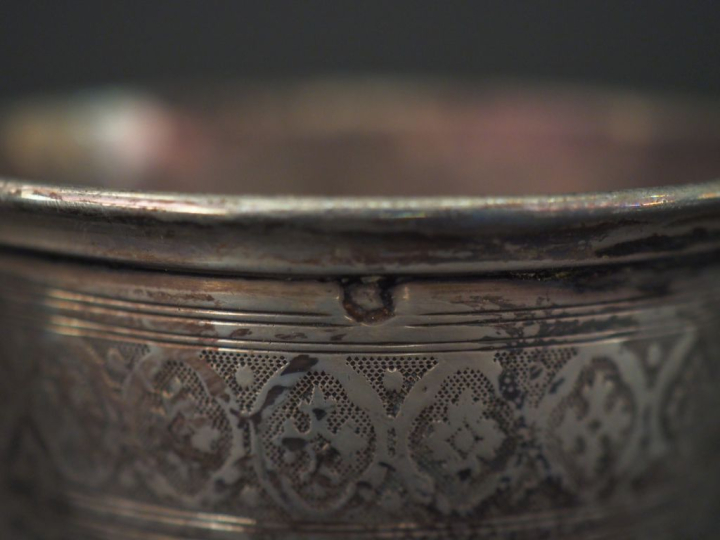 Ensemble comprenant :  - une timbale à fond plat en argent 925, poinço