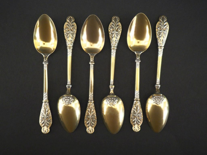 Une suite de six petites cuillères en argent et vermeil, modèle feuill