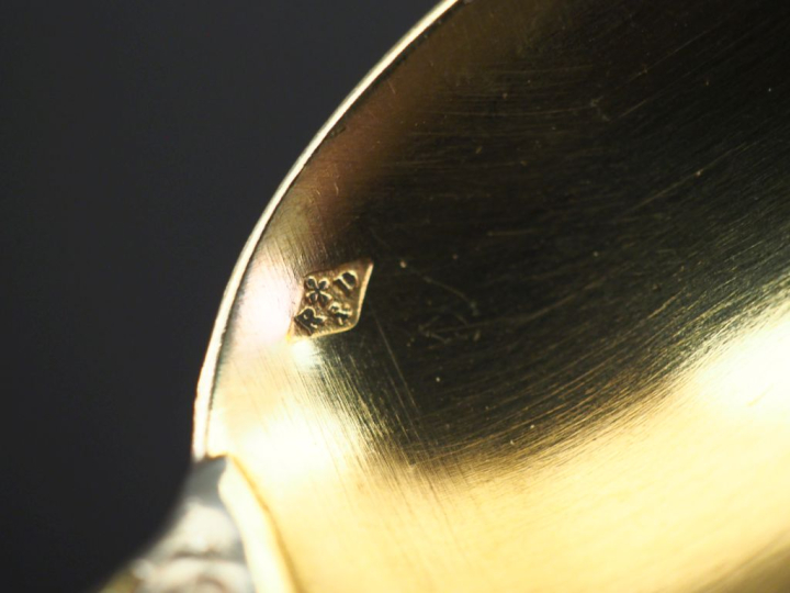 Une suite de six petites cuillères en argent et vermeil, modèle feuill
