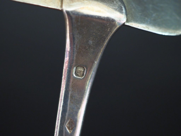 Ensemble comprenant :  - une pelle à tarte en argent 925, poinçokn Min