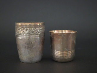 Vente aux enchères Ensemble comprenant :  - une timbale en argent 925, poinçon Minerve, à