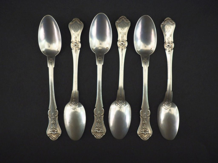 Suite de six petites cuillères en argent 925, poinçon Minerve, à décor