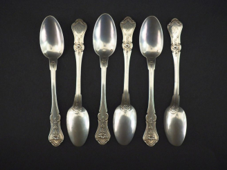 Vente aux enchères Suite de six petites cuillères en argent 925, poinçon Minerve, à décor