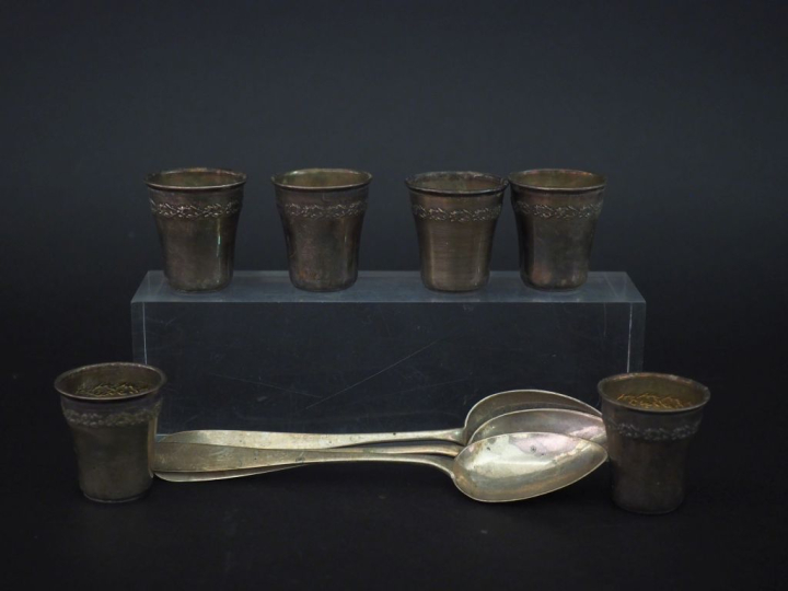 Suite de six verres à liqueur en argent 925, poinçon Minerve, à décor 