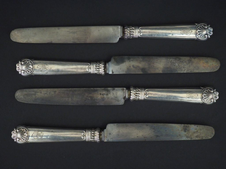 Suite de douze couteaux de style Louis XV, manche argent fourré, lame 
