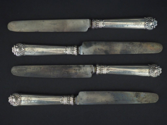 Vente aux enchères Suite de douze couteaux de style Louis XV, manche argent fourré, lame 