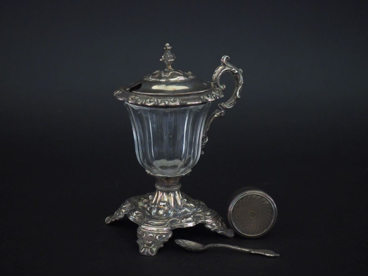 Ensemble comprenant :  - un moutardier de style Louis XV en argent 925