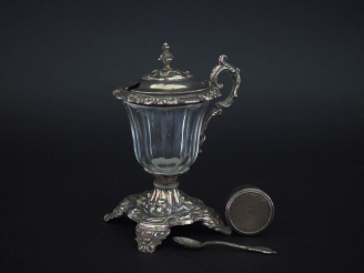 Vente aux enchères Ensemble comprenant :  - un moutardier de style Louis XV en argent 925