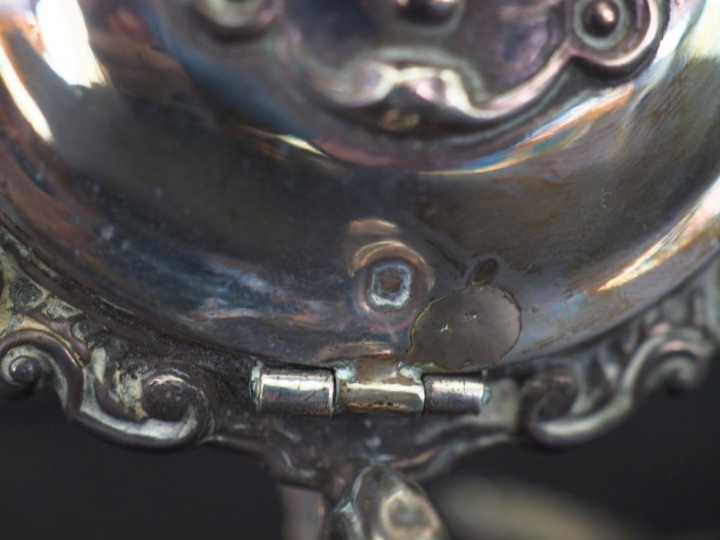 Ensemble comprenant :  - un moutardier de style Louis XV en argent 925