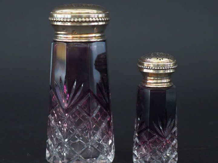 Salière et poivrier en verre bicolore et argent 925, poinçon Minerve. 