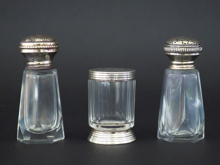Ensemble comprenant trois différentes salières en verre, monture argen