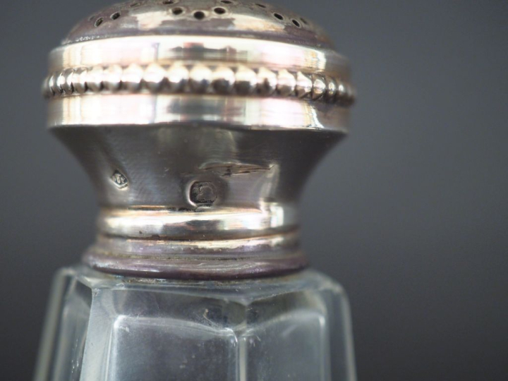 Ensemble comprenant trois différentes salières en verre, monture argen