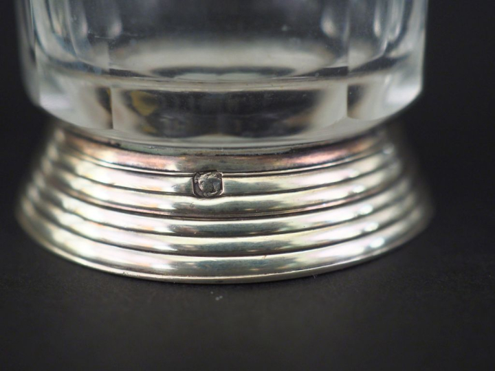 Ensemble comprenant trois différentes salières en verre, monture argen