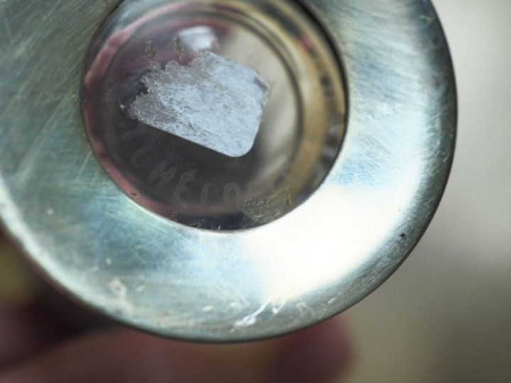 Ensemble comprenant trois différentes salières en verre, monture argen