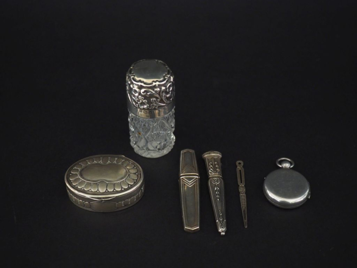 Ensemble comprenant :  - un flacon à sels en verre taillé et argent an