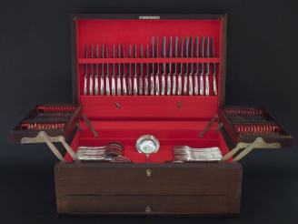 Vente aux enchères Ménagère de style Louis XVI en métal argenté, à décor de tiges enruban