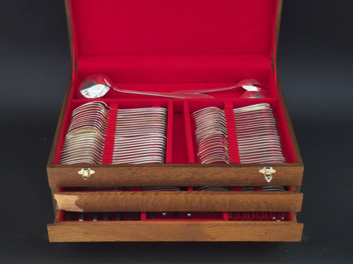 Ménagère en métal argenté, modèle à double coquilles. Comprenant :  - 