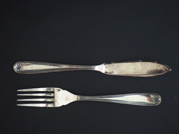 Ménagère en métal argenté, modèle à double coquilles. Comprenant :  - 