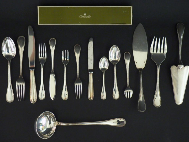 Partie de ménagère en métal argenté, à décor de rang de perles. Compre