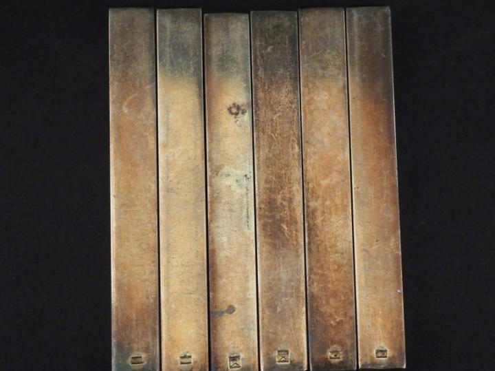 Suite de six porte- couteaux de forme rectangulaire en métal argenté. 