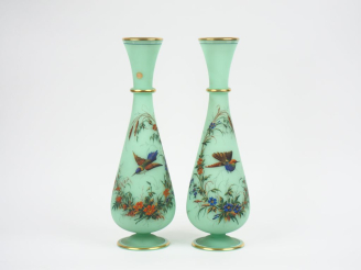 Vente aux enchères Paire de vases balustres Napoléon III en opaline verte, à décor polych