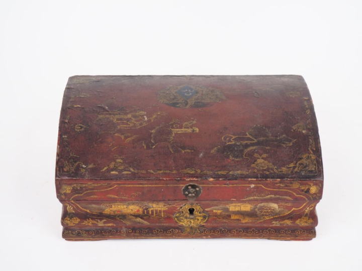 Boite à perruque XVIIIème en bois laqué à décor de chinoiseries dorées