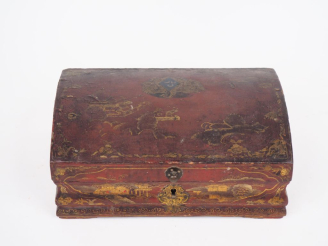 Vente aux enchères Boite à perruque XVIIIème en bois laqué à décor de chinoiseries dorées