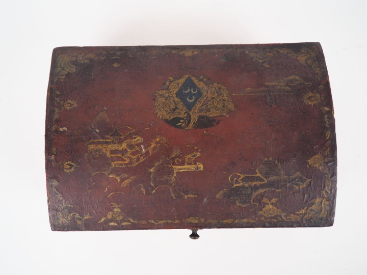 Boite à perruque XVIIIème en bois laqué à décor de chinoiseries dorées