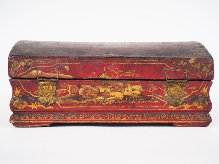 Boite à perruque XVIIIème en bois laqué à décor de chinoiseries dorées