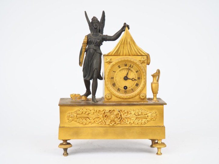 Pendule d'alcove début XIXème en bronze patiné ét doré, décor de femme