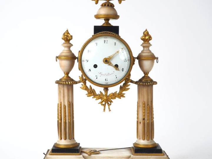 Pendule portique Louis XVI en marbre bicolore blanc et noir, à décor d