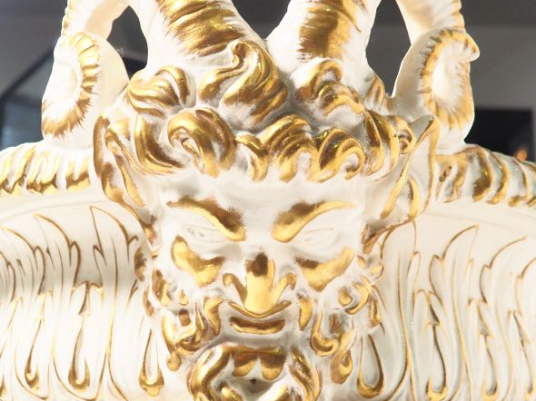 Exceptionnelle paire de vases en Sarreguemines, à décor de têtes de fa