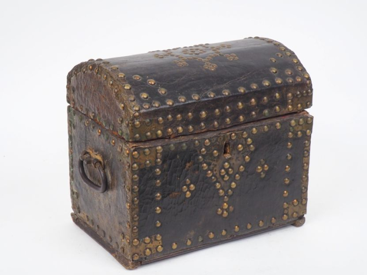 Coffret Louis XIV en bois gainé de cuir clouté.  (usures)  Dim. 28 x 3