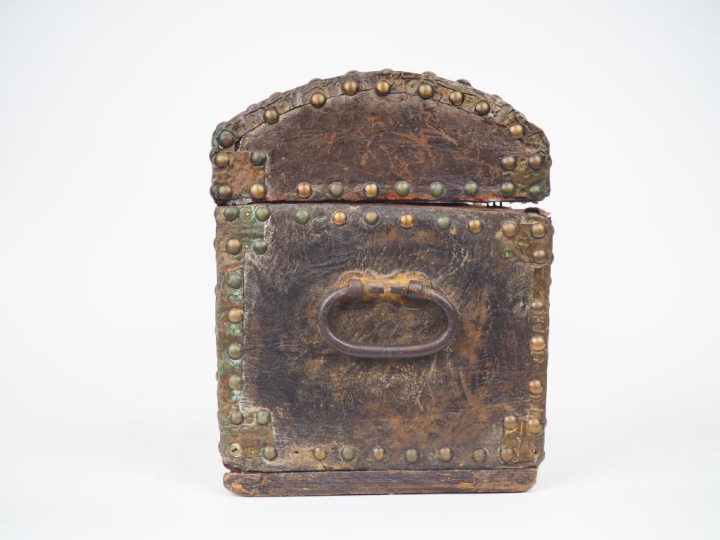 Coffret Louis XIV en bois gainé de cuir clouté.  (usures)  Dim. 28 x 3