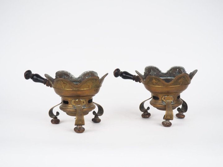 2 différents réchauds Louis XIV en cuivre jaune, manches en bois noirc