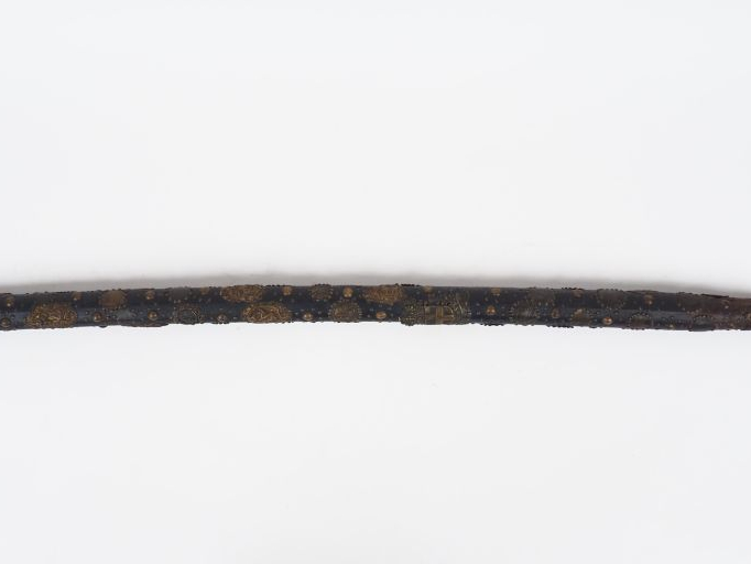 Tire barque en bois et laiton à décor d'armoiries, de pièces et de clo